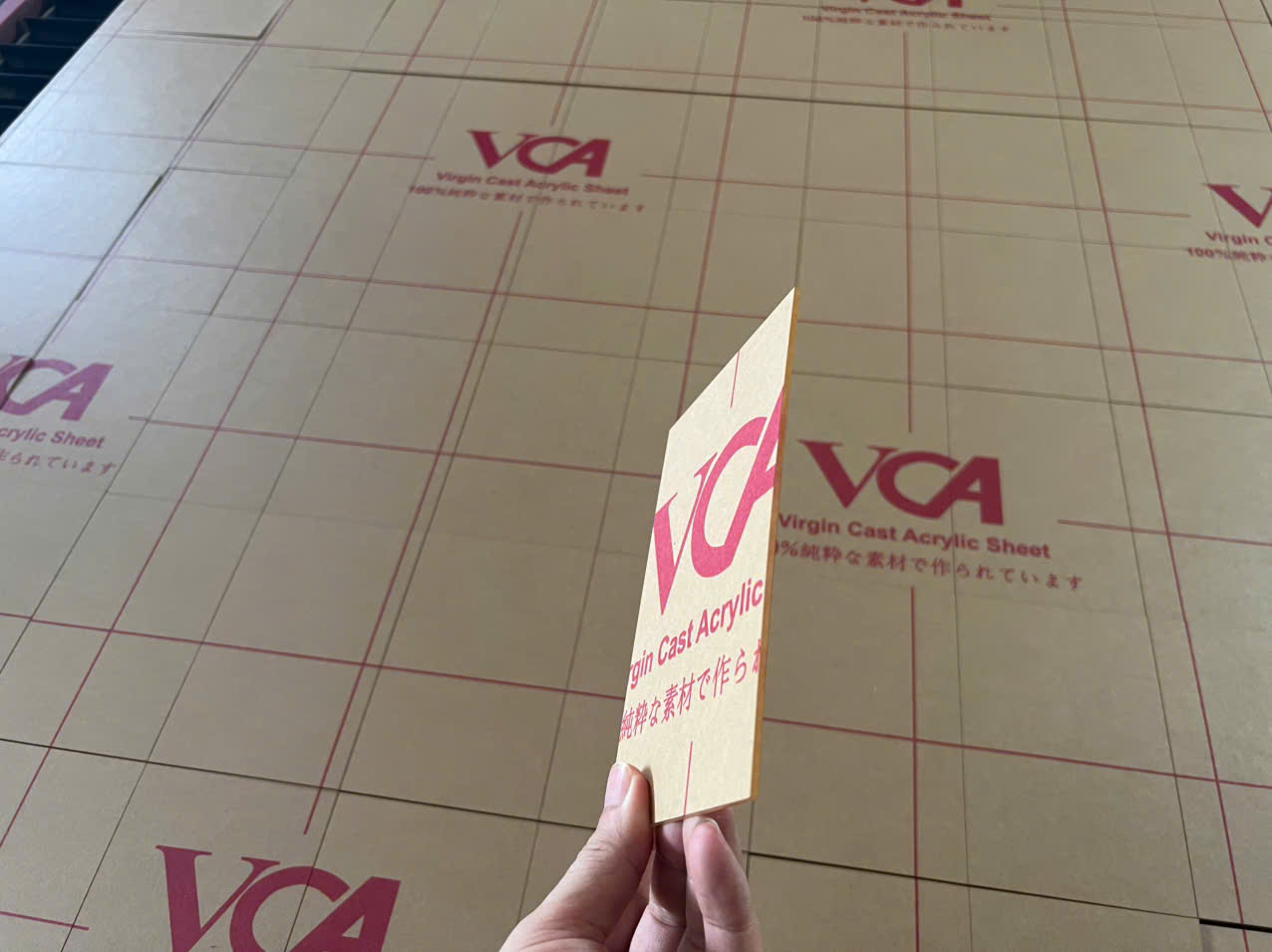 Tấm Mica đúc mma logo VCA cắt laser cạnh sáng bóng